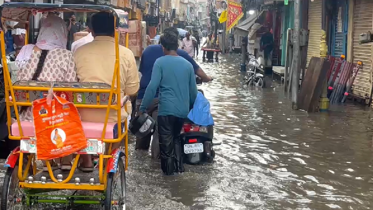 पहली बारिश में डूबा मथुरा, जलभराव ने खोली नगर निगम की तैयारियों की पोल